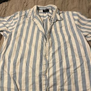 Brand ( Pacsun) Size(XL) Reg Fit Color( white&Navy Light blue)